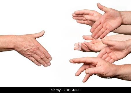 Eine Hand behauptete für die Begrüßung durch viele andere Hände Stockfoto