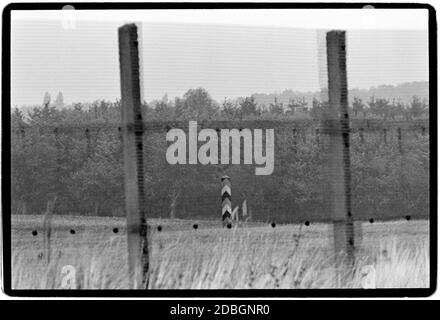 Ostdeutschland 1990 scannte 2020 die Überreste der Mauer bei Hanum an der Grenze zwischen Ost- und Westdeutschland. Hanum ist ein Dorf und eine ehemalige Gemeinde im Landkreis Altmarkkreis Salzwedel, in Sachsen-Anhalt, Deutschland. Seit dem 1. Januar 2010 ist es ein Teil der Gemeinde Jübar Ostdeutschland, Deutsche Demokratische Republik DDR nach dem Mauerfall, aber vor der Wiedervereinigung März 1990 und gescannt im Jahr 2020.Ostdeutschland, offiziell die Deutsche Demokratische Republik, war ein Land, das von 1949 bis 1990 existierte, Die Zeit, als der östliche Teil Deutschlands Teil von t war Stockfoto