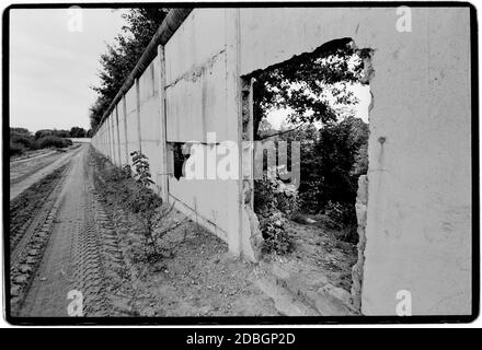 Ostdeutschland 1990 scannte 2020 die Überreste der Mauer bei Hanum an der Grenze zwischen Ost- und Westdeutschland. Hanum ist ein Dorf und eine ehemalige Gemeinde im Landkreis Altmarkkreis Salzwedel, in Sachsen-Anhalt, Deutschland. Seit dem 1. Januar 2010 ist es ein Teil der Gemeinde Jübar Ostdeutschland, Deutsche Demokratische Republik DDR nach dem Mauerfall, aber vor der Wiedervereinigung März 1990 und gescannt im Jahr 2020.Ostdeutschland, offiziell die Deutsche Demokratische Republik, war ein Land, das von 1949 bis 1990 existierte, Die Zeit, als der östliche Teil Deutschlands Teil von t war Stockfoto