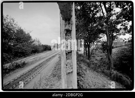 Ostdeutschland 1990 scannte 2020 die Überreste der Mauer bei Hanum an der Grenze zwischen Ost- und Westdeutschland. Hanum ist ein Dorf und eine ehemalige Gemeinde im Landkreis Altmarkkreis Salzwedel, in Sachsen-Anhalt, Deutschland. Seit dem 1. Januar 2010 ist es ein Teil der Gemeinde Jübar Ostdeutschland, Deutsche Demokratische Republik DDR nach dem Mauerfall, aber vor der Wiedervereinigung März 1990 und gescannt im Jahr 2020.Ostdeutschland, offiziell die Deutsche Demokratische Republik, war ein Land, das von 1949 bis 1990 existierte, Die Zeit, als der östliche Teil Deutschlands Teil von t war Stockfoto