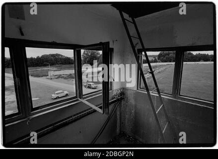 Ostdeutschland 1990 scannte 2020 die Überreste der Mauer bei Hanum an der Grenze zwischen Ost- und Westdeutschland. Hanum ist ein Dorf und eine ehemalige Gemeinde im Landkreis Altmarkkreis Salzwedel, in Sachsen-Anhalt, Deutschland. Seit dem 1. Januar 2010 ist es ein Teil der Gemeinde Jübar Ostdeutschland, Deutsche Demokratische Republik DDR nach dem Mauerfall, aber vor der Wiedervereinigung März 1990 und gescannt im Jahr 2020.Ostdeutschland, offiziell die Deutsche Demokratische Republik, war ein Land, das von 1949 bis 1990 existierte, Die Zeit, als der östliche Teil Deutschlands Teil von t war Stockfoto