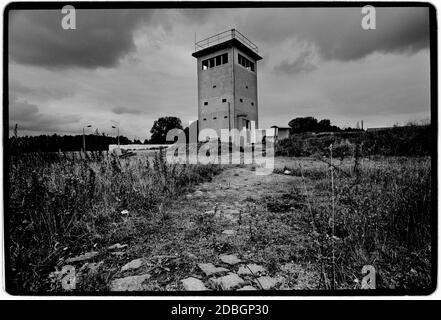 Ostdeutschland 1990 scannte 2020 die Überreste der Mauer bei Hanum an der Grenze zwischen Ost- und Westdeutschland. Hanum ist ein Dorf und eine ehemalige Gemeinde im Landkreis Altmarkkreis Salzwedel, in Sachsen-Anhalt, Deutschland. Seit dem 1. Januar 2010 ist es ein Teil der Gemeinde Jübar Ostdeutschland, Deutsche Demokratische Republik DDR nach dem Mauerfall, aber vor der Wiedervereinigung März 1990 und gescannt im Jahr 2020.Ostdeutschland, offiziell die Deutsche Demokratische Republik, war ein Land, das von 1949 bis 1990 existierte, Die Zeit, als der östliche Teil Deutschlands Teil von t war Stockfoto