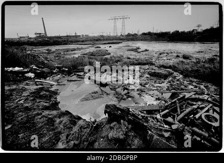 Ostdeutschland 1990 gescannt 2020 Bitterfeld ist eine Stadt im Landkreis Anhalt-Bitterfeld, Sachsen-Anhalt, Deutschland Ostdeutschland, Deutsche Demokratische Republik die DDR nach dem Mauerfall aber vor der Wiedervereinigung März 1990 und gescannt 2020. War ein Land, das von 1949 bis 1990 existierte, die Zeit, als der Ostteil Deutschlands während des Kalten Krieges Teil des Ostblocks war. Stockfoto