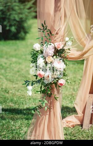 Mit Blumen geschmückt biege Weddig Bogen im Garten. Stockfoto
