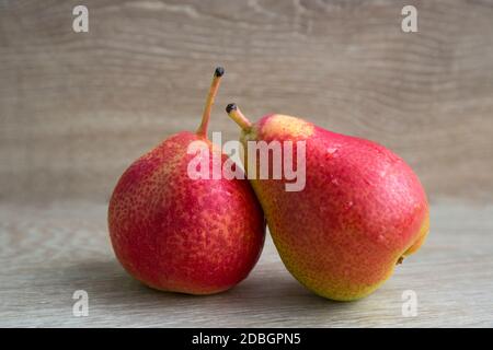 Früchte sind reife Birnen. Bio gesunde Lebensmittel. Zwei rote Birnen. Stockfoto