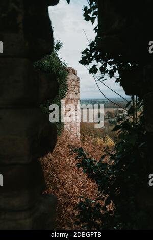 Dramatische Bilder von Beeston Castle bleiben in Cheshire, Großbritannien an bewölktem Wintertag Stockfoto