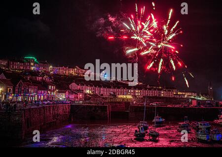 Porthleven Cornwall, schöne Nachtfotos von Porthleven mit Feuerwerk zu Weihnachten mit bunten Booten im Hafen Stockfoto