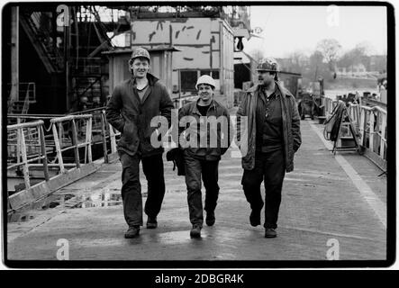 Ostdeutschland 1990 gescannt 2020 Rostock an der Ostsee. Schiffsbau Fabrik. DDR, Deutsche Demokratische Republik die DDR nach dem Mauerfall, aber vor der Wiedervereinigung März 1990 und gescannt im Jahr 2020. DDR, offiziell die DDR, war ein Land, das von 1949 bis 1990 existierte, Die Zeit, als der östliche Teil Deutschlands während des Kalten Krieges Teil des Ostblocks war. Stockfoto