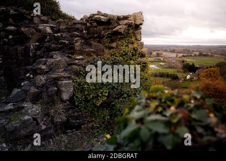 Dramatische Bilder von Beeston Castle bleiben in Cheshire, Großbritannien an bewölktem Wintertag Stockfoto