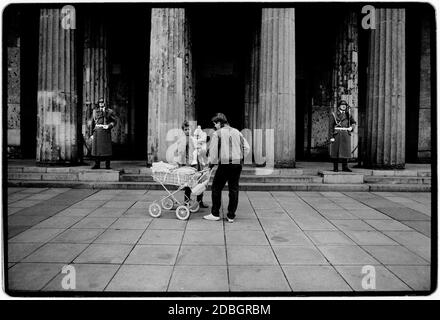 DDR 1990 gescannt 2020 Neue Wache in Berlin. Zwei Soldaten des Friedrich Engels Garde Regiment im Jahre 1990. Die Neue Wache ist ein denkmalgeschütztes Gebäude am Boulevard unter den Linden im historischen Zentrum Berlins. Von 1816 bis 1818 nach Plänen von Karl Friedrich Schinkel als Pförtnerhaus für das Königliche Schloss und als Mahnmal für die Befreiungskriege errichtet, gilt es als Hauptwerk preußischer neoklassizistischer Architektur Ostdeutschlands, Deutsche Demokratische Republik die DDR nach dem Mauerfall aber vor der Wiedervereinigung März 1990 und gescannt 2020.E Stockfoto