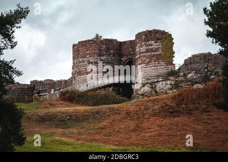 Dramatische Bilder von Beeston Castle bleiben in Cheshire, Großbritannien an bewölktem Wintertag Stockfoto