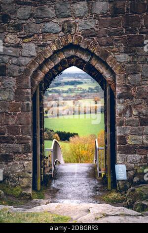 Dramatische Bilder von Beeston Castle bleiben in Cheshire, Großbritannien an bewölktem Wintertag Stockfoto