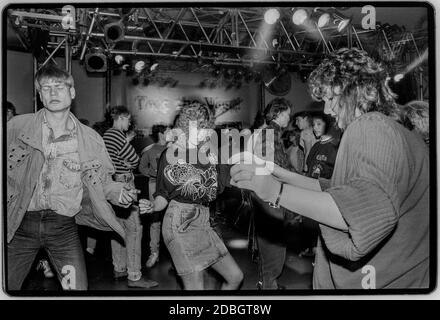Ostdeutschland 1990 gescannt in 2020 Rostock an der Ostseeküste. Junge Leute genießen einen Tanz in der Disco gesponsert von West-Zigaretten in 1990 DDR, Deutsche Demokratische Republik die DDR nach dem Fall der Mauer, aber vor der Wiedervereinigung März 1990 und gescannt in 2020.DDR, offiziell die Deutsche Demokratische Republik, War ein Land, das von 1949 bis 1990 existierte, die Zeit, als der Ostteil Deutschlands während des Kalten Krieges Teil des Ostblocks war. Stockfoto