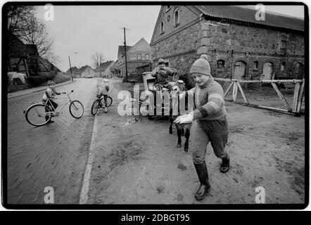 Ostdeutschland 1990 gescannt in 2020 Straßenleben im Grenzdorf Gladdenstedt. DDR, Deutsche Demokratische Republik die DDR nach dem Mauerfall, aber vor der Wiedervereinigung März 1990 und gescannt im Jahr 2020. DDR, offiziell die DDR, war ein Land, das von 1949 bis 1990 existierte, Die Zeit, als der östliche Teil Deutschlands während des Kalten Krieges Teil des Ostblocks war. Stockfoto