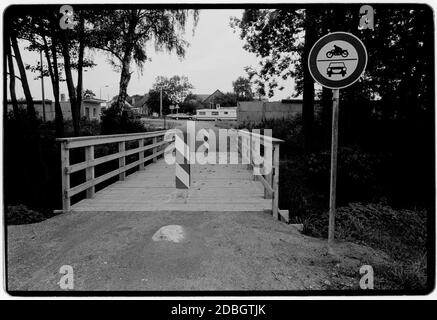 Ostdeutschland 1990 gescannt in 2020 Straßenleben im Grenzdorf Gladdenstedt. DDR, Deutsche Demokratische Republik die DDR nach dem Mauerfall, aber vor der Wiedervereinigung März 1990 und gescannt im Jahr 2020. DDR, offiziell die DDR, war ein Land, das von 1949 bis 1990 existierte, Die Zeit, als der östliche Teil Deutschlands während des Kalten Krieges Teil des Ostblocks war. Stockfoto