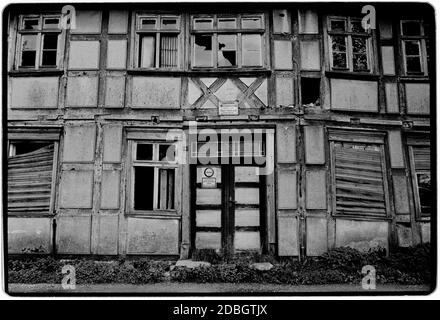 Ostdeutschland 1990 gescannt in 2020 Straßenleben im Grenzdorf Gladdenstedt. DDR, Deutsche Demokratische Republik die DDR nach dem Mauerfall, aber vor der Wiedervereinigung März 1990 und gescannt im Jahr 2020. DDR, offiziell die DDR, war ein Land, das von 1949 bis 1990 existierte, Die Zeit, als der östliche Teil Deutschlands während des Kalten Krieges Teil des Ostblocks war. Stockfoto