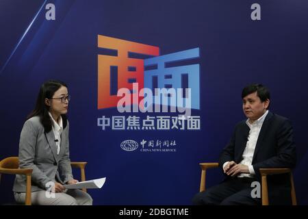 Peking, China. November 2020. Der berühmte Arzt Zhang Wenhong nimmt das Interview und spricht darüber, wie man mit dem Risiko der Verbreitung des COVID-19 am 15. November 2020 in Peking, China, umgehen kann.(Foto: TPG/cnsphotos) (Foto: Top Photo/Sipa USA) Quelle: SIPA USA/Alamy Live News Stockfoto