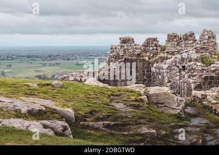 Dramatische Bilder von Beeston Castle bleiben in Cheshire, Großbritannien an bewölktem Wintertag Stockfoto