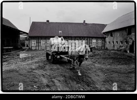 Ostdeutschland 1990 gescannt in 2020 Straßenleben im Grenzdorf Gladdenstedt. DDR, Deutsche Demokratische Republik die DDR nach dem Mauerfall, aber vor der Wiedervereinigung März 1990 und gescannt im Jahr 2020. DDR, offiziell die DDR, war ein Land, das von 1949 bis 1990 existierte, Die Zeit, als der östliche Teil Deutschlands während des Kalten Krieges Teil des Ostblocks war. Stockfoto