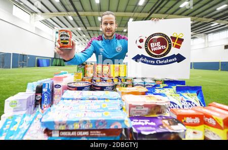 Oriam Sports Centre Riccarton, Edinburgh. Scotland UK.17.-Nov 20 Hearts Peter Haring hilft bei der Gründung der Club Charity Big Hearts' virtueller Food Bank Appeal zugunsten der Community One Stop Shop. Kredit: eric mccowat/Alamy Live Nachrichten Stockfoto