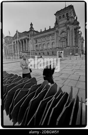 DDR 1990 gescannt 2020 Gedenkstätte für die Holocaust-Opfer vor dem Reichstag 1990. DDR, Deutsche Demokratische Republik die DDR nach dem Mauerfall, aber vor der Wiedervereinigung März 1990 und gescannt im Jahr 2020. DDR, offiziell die DDR, war ein Land, das von 1949 bis 1990 existierte, Die Zeit, als der östliche Teil Deutschlands während des Kalten Krieges Teil des Ostblocks war. Stockfoto