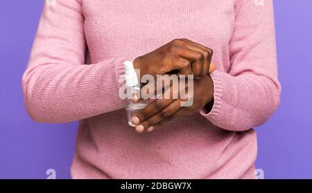 Schwarze Frau Kratzt Gereizte Haut Mit Eczema Und Holding Flasche Mit Desinfektionsmittel Stockfoto