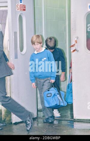 Ein junger Prinz Harry, der im Januar am Flughafen London Heathrow ankommt 1993 Stockfoto