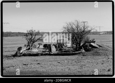 Ostdeutschland Peenemünde V1Raketenbasis im 2. Weltkrieg 1990 2020 gescannt im 2. Weltkrieg war das Gebiet stark an der Entwicklung und Produktion der V2-Rakete beteiligt, bis die Produktion nach Nordhausen verlegt wurde. Die Docks des Dorfes wurden für die Schiffe genutzt, die V-2 Wrack von Teststarts über der Ostsee zurückgewonnen haben. Deutsche Wissenschaftler wie Wernher von Braun, der an der V-2-Anlage arbeitete, waren als "Peenemünders" bekannt. Die gesamte Insel wurde am 5. Mai 1945 von der sowjetischen Roten Armee erobert. Die Gasanlage zur Herstellung von Flüssigsauerstoff liegt noch heute in Trümmern am Eingang nach Peenemü Stockfoto