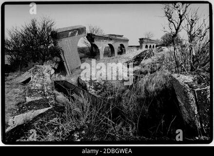 Ostdeutschland Peenemünde V1Raketenbasis im 2. Weltkrieg 1990 2020 gescannt im 2. Weltkrieg war das Gebiet stark an der Entwicklung und Produktion der V2-Rakete beteiligt, bis die Produktion nach Nordhausen verlegt wurde. Die Docks des Dorfes wurden für die Schiffe genutzt, die V-2 Wrack von Teststarts über der Ostsee zurückgewonnen haben. Deutsche Wissenschaftler wie Wernher von Braun, der an der V-2-Anlage arbeitete, waren als "Peenemünders" bekannt. Die gesamte Insel wurde am 5. Mai 1945 von der sowjetischen Roten Armee erobert. Die Gasanlage zur Herstellung von Flüssigsauerstoff liegt noch heute in Trümmern am Eingang nach Peenemü Stockfoto