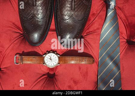 Accessoires für Geschäftsleute. Herrenzubehör : Krawatte, braune Schuhe und Uhr für Herren. Graum-Set Stockfoto
