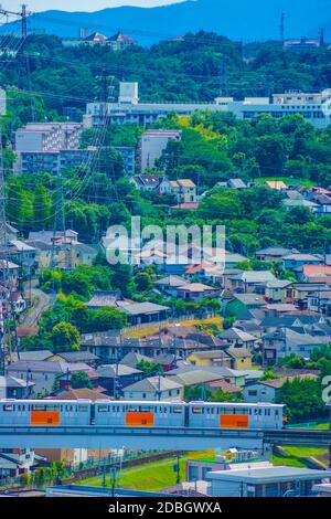 Tama-Einschienenbahn, die ein Wohngebiet führt. Aufnahmeort: Metropolregion Tokio Stockfoto