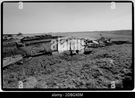 Ostdeutschland Peenemünde V1Raketenbasis im 2. Weltkrieg 1990 2020 gescannt im 2. Weltkrieg war das Gebiet stark an der Entwicklung und Produktion der V2-Rakete beteiligt, bis die Produktion nach Nordhausen verlegt wurde. Die Docks des Dorfes wurden für die Schiffe genutzt, die V-2 Wrack von Teststarts über der Ostsee zurückgewonnen haben. Deutsche Wissenschaftler wie Wernher von Braun, der an der V-2-Anlage arbeitete, waren als "Peenemünders" bekannt. Die gesamte Insel wurde am 5. Mai 1945 von der sowjetischen Roten Armee erobert. Die Gasanlage zur Herstellung von Flüssigsauerstoff liegt noch heute in Trümmern am Eingang nach Peenemü Stockfoto