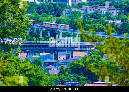 Tama-Einschienenbahn, die ein Wohngebiet führt. Aufnahmeort: Metropolregion Tokio Stockfoto