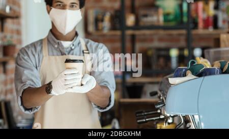 Guter Service im Café während der sozialen Distanz und covid-19 Pandemie Stockfoto