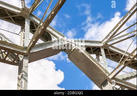 Verbindung der Spannweiten der alten gewölbten Metallbrücke. Befestigung an Stahlnieten Stockfoto