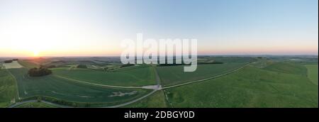 Luftpanorama Blick auf den Sonnenaufgang über dem Ridgway in der Nähe von Swindon, Wiltshire Stockfoto