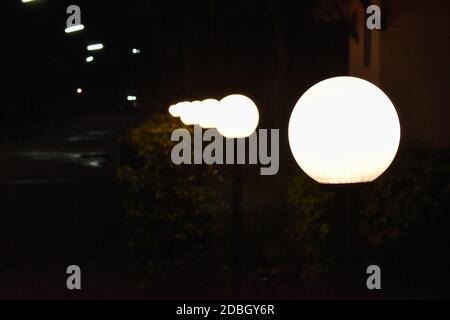 In der Nacht war ein elektrischer Laternenpfosten auf der Straße Stockfoto