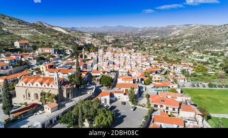 Aerial Blick aus der Vogelperspektive Kalavasos Village Tal, Larnaca, Zypern. Eine traditionelle Stadt mit keramischer Dachziegel ein griechisch-orthodoxen christlichen Kirche und Stockfoto