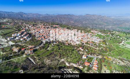 Antenne Blick aus der Vogelperspektive Wahrzeichen Reiseziel tal Pano Lefkara Dorf, Larnaca, Zypern. Keramische Fliesen- Haus Dächer, griechisch-orthodoxen Ch Stockfoto