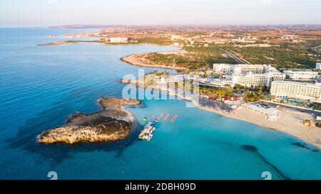 Vogelperspektive auf die berühmte Küste von Nissi, Ayia Napa, Famagusta, Zypern. Die Wahrzeichen der Touristenattraktion ist die Bucht bei Sonnenaufgang mit goldenem Stockfoto