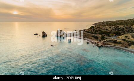 Aerial Vogelperspektive von Petra tou Romiou, Rock des aka Aphrodite eine berühmte touristische Reiseziel Sehenswürdigkeiten in Paphos, Zypern. Das Meer der Bucht von Göttin Stockfoto