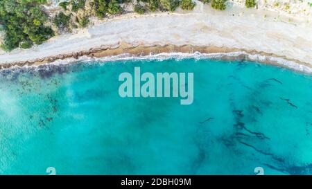 Aerial Vogelperspektive von Pissouri Bay, einer Siedlung zwischen Limassol und Paphos auf Zypern. Der Küste, Strand mit weissem Sand Pebbles und cryst Stockfoto