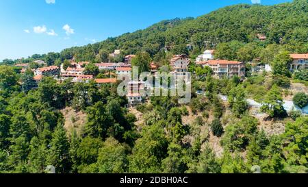 Luftaufnahme von Pano Platres Dorf, winter Resort, Troodos-gebirge, Limassol, Zypern. Aus der Vogelperspektive Pinienwald, Red roof Fliesen- Häuser, Stockfoto