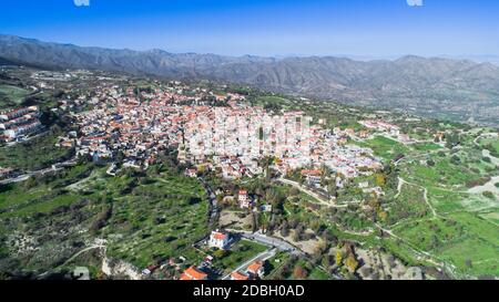 Antenne Blick aus der Vogelperspektive Wahrzeichen Reiseziel tal Pano Lefkara Dorf, Larnaca, Zypern. Keramische Fliesen- Haus Dächer, griechisch-orthodoxen Ch Stockfoto