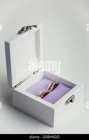 Eheringe in weißer Geschenkbox Stockfoto