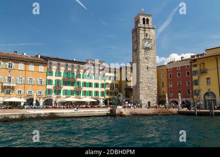 Piazza und Glockenturm, Riva del Garda, Gardasee, Italien. Stockfoto