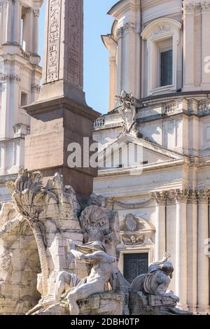 Piazza Navona ist ein berühmter zentraler Platz in Rom umgeben von barocken Kirchen und Palästen. Der Springbrunnen Four Rivers von Bernini unterstützt eine ägyptische obe Stockfoto