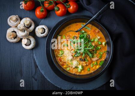 Pizza Suppe - Verwendung von Resten zum Kochen. Frische hausgemachte Suppe mit Tomaten, Champignon, Rindfleisch, Mais und Mozzarella-Käse Stockfoto