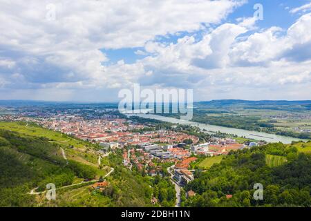 Krems und Stein an der Donau in Niederösterreich. Kleine Städte in der berühmten Wachau. Stockfoto