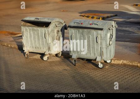 Gargabe Müllcontainer auf der Straße im Sonnenlicht Stockfoto